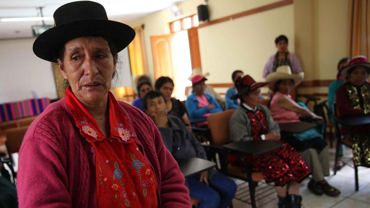 Opfer der Zwangssterilisierungen in Peru bei einem Treffen Opfer der Zwangssterilisierungen in Peru bei einem Treffen