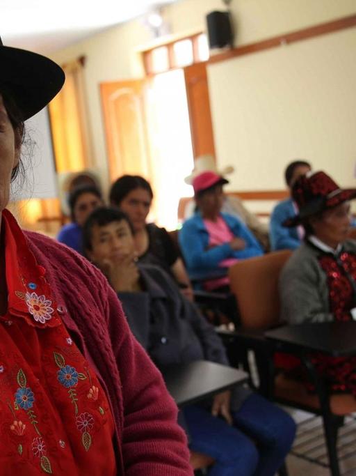 Opfer der Zwangssterilisierungen in Peru bei einem Treffen