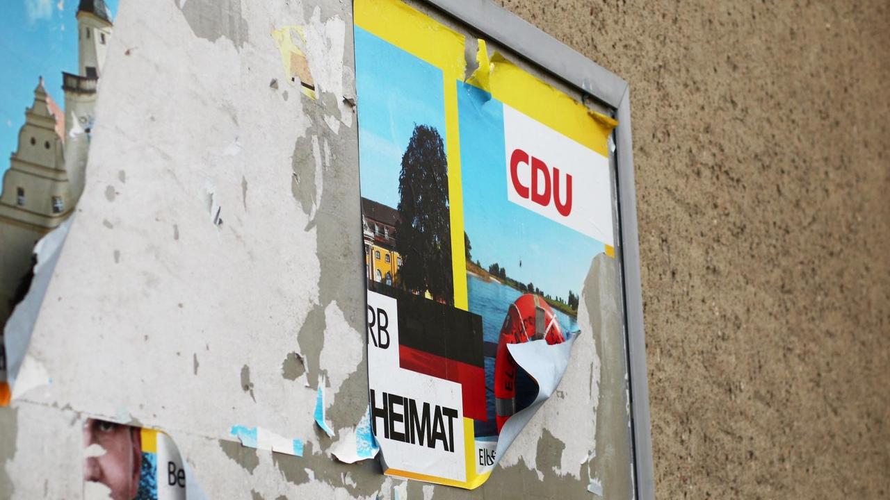 Sachsen-Anhalt: Ein abgerissenes Wahlplakat der CDU hängt an der Wand eines leerstehenden Hauses. Auf den verbliebenen Fetzen sind noch der Parteiname und das Wort "Heimat" zu lesen. Hier in der ostdeutschen Provinz hat die CDU viele Wähler an die AfD verloren.