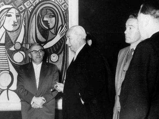 Bundespräsident Theodor Heuss im Gespräch mit Arnold Bode, einem der Gründer der documenta, vor einem Picasso Gemälde bei der ersten documenta 1955