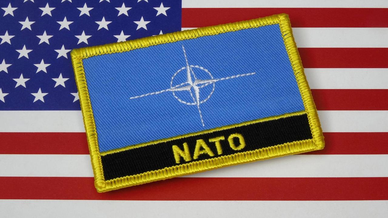 NATO-Symbol auf USA-Flagge NATO-Symbol auf USA-Flagge, 09.08.2020, Borkwalde, Brandenburg, Auf einer Fahne der USA liegt ein NATO-Symbol. *** NATO symbol on USA flag NATO symbol on USA flag, 09 08 2020, Borkwalde, Brandenburg, On a flag of the USA is a NATO symbol NATO-Symbol auf USA-Flagge NATO-Symbol auf USA-Flagge, 09.08.2020, Borkwalde, Brandenburg, Auf einer Fahne der USA liegt ein NATO-Symbol. *** NATO symbol on USA flag NATO symbol on USA flag, 09 08 2020, Borkwalde, Brandenburg, On a flag of the USA is a NATO symbol