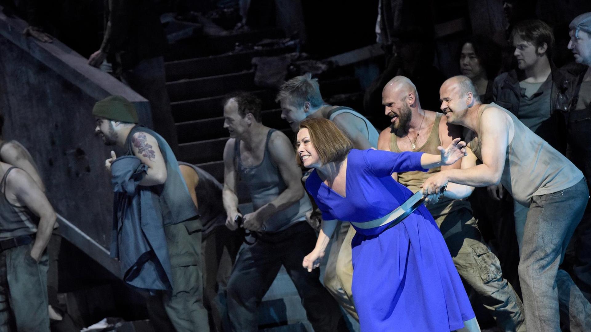 Salzburger Festspiele: "Lady Macbeth von Mzensk"
Oper in vier Akten von Dmitri Schostakowitsch (Urfassung 1930-1932) Libretto von Alexander Preis und Dmitri Schostakowitsch nach der gleichnamigen Novelle (1865) von Nikolai Leskow Premiere: 2.8.2017, Musikalische Leitung: Mariss Jansons, Regie: Andreas Kriegenburg, Bühne: Harald B. Thor, Kostüme: Tanja Hofmann, Licht: Stefan Bolliger, Dramaturgie: Christian Arseni, Mitte: Nina Stemme (Katerina Lwowna Ismailowa). Salzburger Festspiele: "Lady Macbeth von Mzensk"
Oper in vier Akten von Dmitri Schostakowitsch (Urfassung 1930-1932) Libretto von Alexander Preis und Dmitri Schostakowitsch nach der gleichnamigen Novelle (1865) von Nikolai Leskow Premiere: 2.8.2017, Musikalische Leitung: Mariss Jansons, Regie: Andreas Kriegenburg, Bühne: Harald B. Thor, Kostüme: Tanja Hofmann, Licht: Stefan Bolliger, Dramaturgie: Christian Arseni, Mitte: Nina Stemme (Katerina Lwowna Ismailowa).