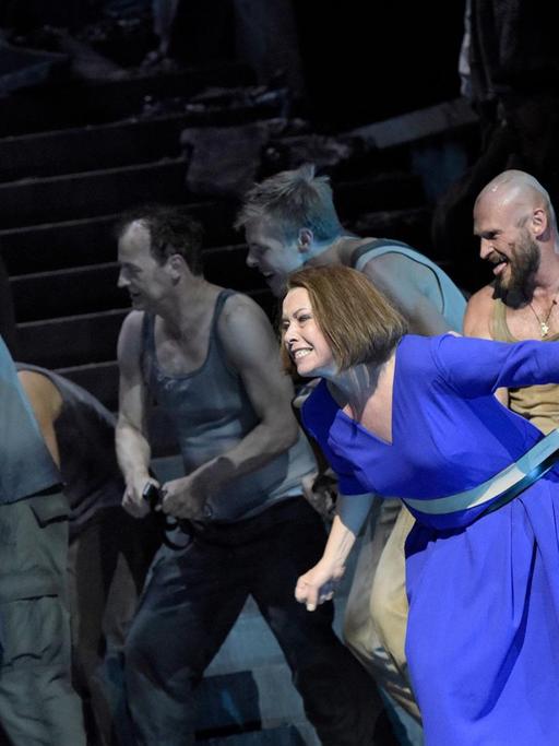 Salzburger Festspiele: "Lady Macbeth von Mzensk"  Oper in vier Akten von Dmitri Schostakowitsch (Urfassung 1930-1932) Libretto von Alexander Preis und Dmitri Schostakowitsch nach der gleichnamigen Novelle (1865) von Nikolai Leskow Premiere: 2.8.2017, Musikalische Leitung: Mariss Jansons, Regie: Andreas Kriegenburg, Bühne: Harald B. Thor, Kostüme: Tanja Hofmann, Licht: Stefan Bolliger, Dramaturgie: Christian Arseni, Mitte: Nina Stemme (Katerina Lwowna Ismailowa).