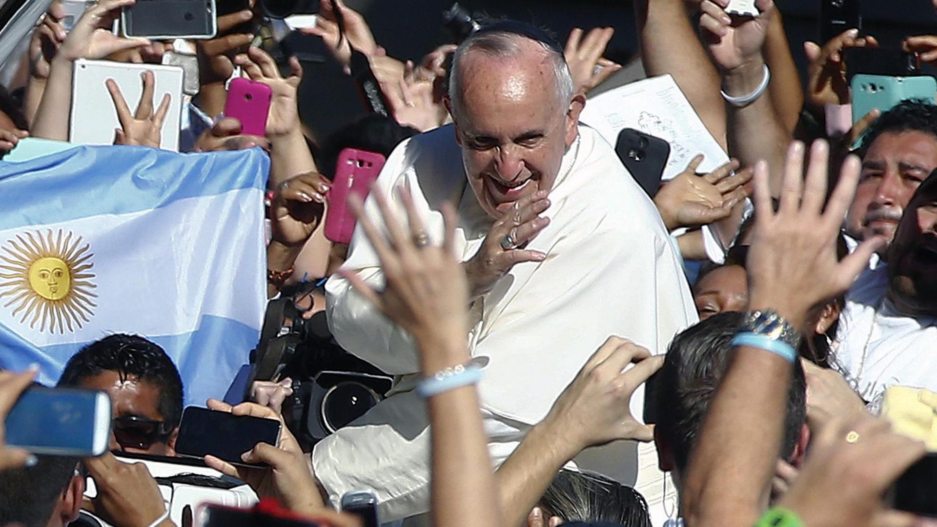 Papst Franziskus inmitten vieler Menschen Papst Franziskus inmitten vieler Menschen