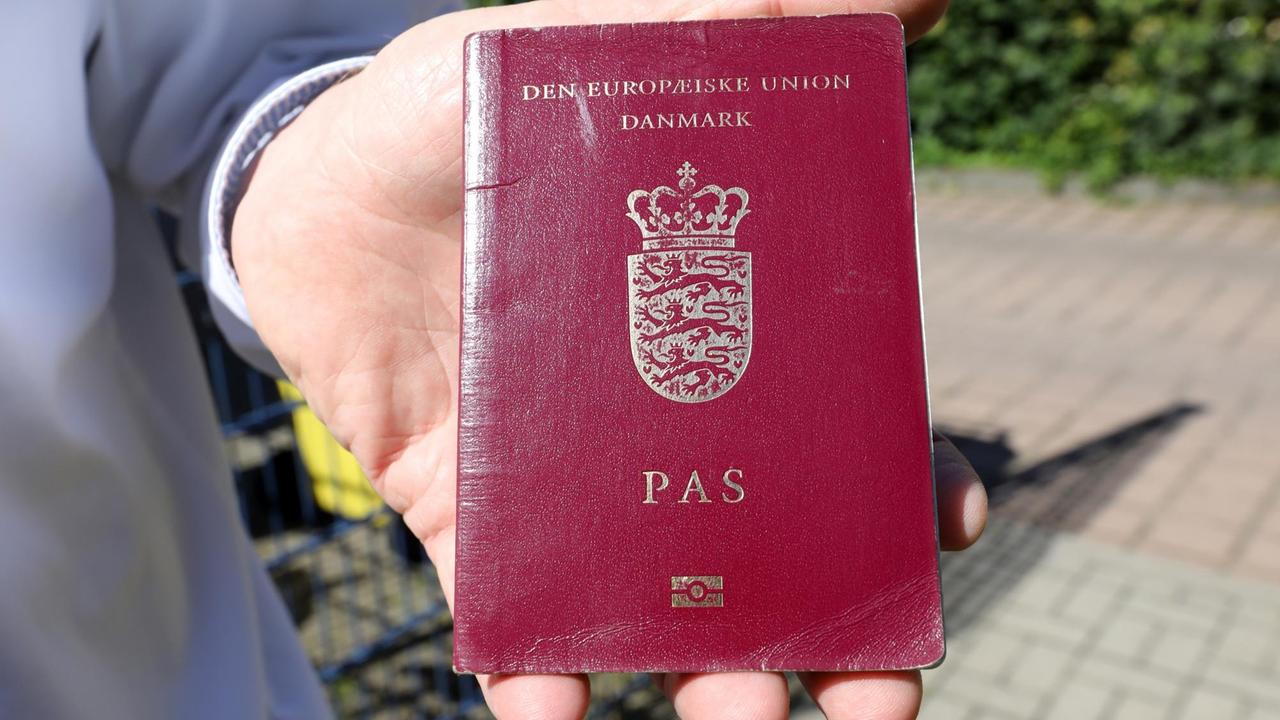 Der dänische Pass von Claus Ruhe Madsen, er hält ihn selbst in seiner Hand. Der dänische Pass von Claus Ruhe Madsen, er hält ihn selbst in seiner Hand.