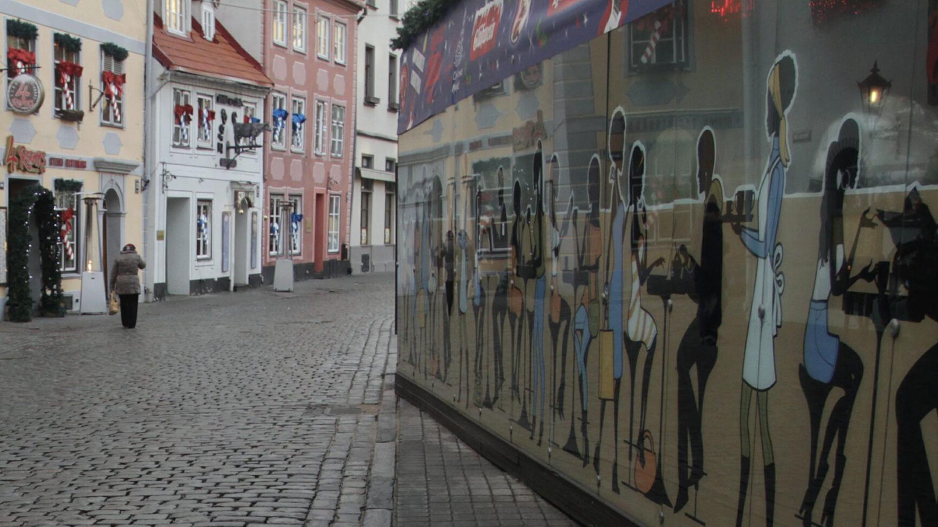 Meistar Straße in der Altstadt von Riga, mit Blick (rechts) auf eine Wandmalerei. Meistar Straße in der Altstadt von Riga, mit Blick (rechts) auf eine Wandmalerei.