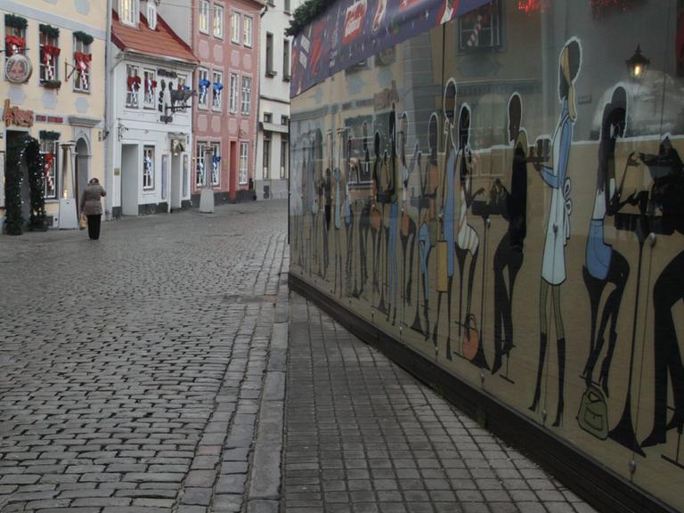 Meistar Straße in der Altstadt von Riga, mit Blick (rechts) auf eine Wandmalerei.