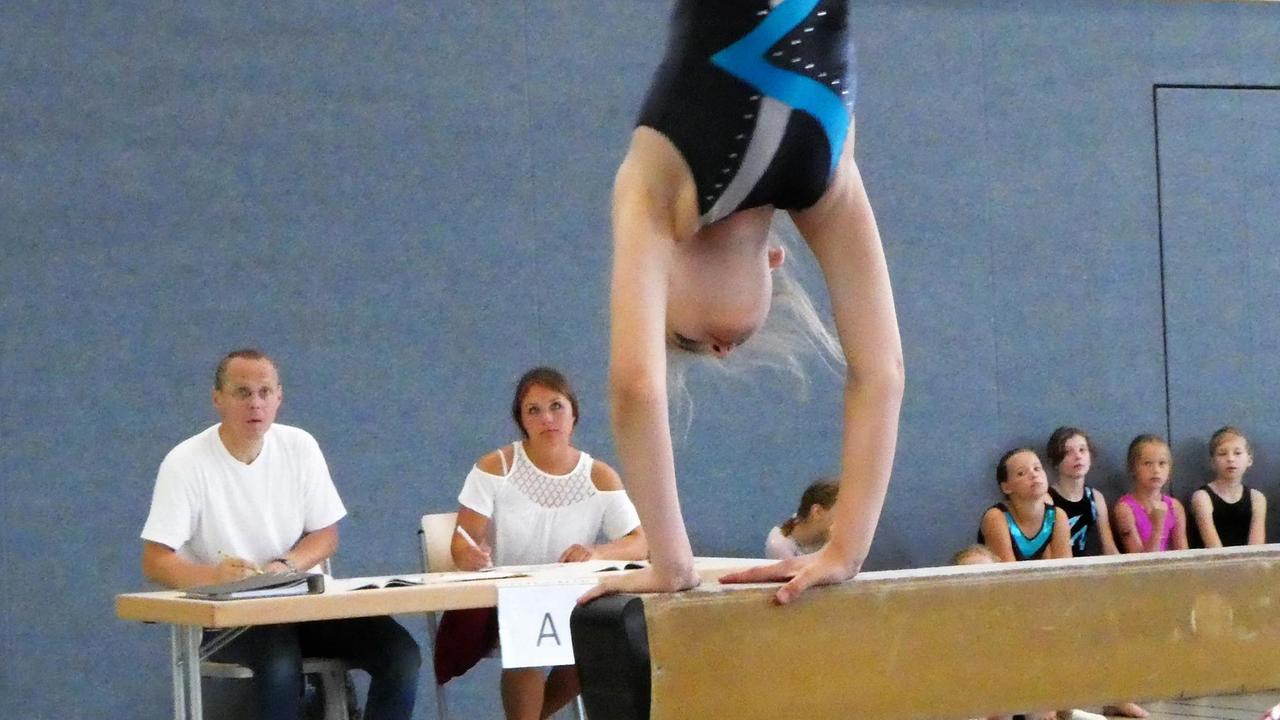 Turn-Wettkampfrichter Thomas Heubner begutachtet eine Balken-Übung Turn-Wettkampfrichter Thomas Heubner begutachtet eine Balken-Übung