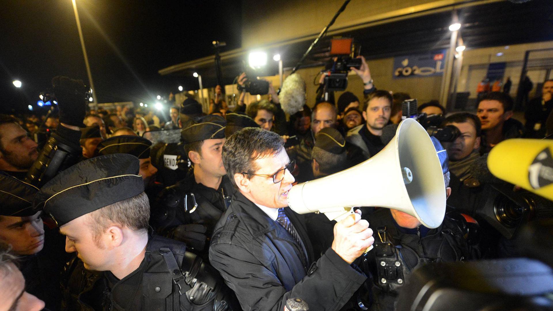 Frankreichs oberstes Verwaltungsgericht hat einen Auftritt des umstrittenen Komikers Dieudonné verboten, der wegen antisemitischer Äußerungen in der Kritik steht. Auf dem Bild sind Polizisten und Menschen vor dem Gericht in Nantes zu sehen.