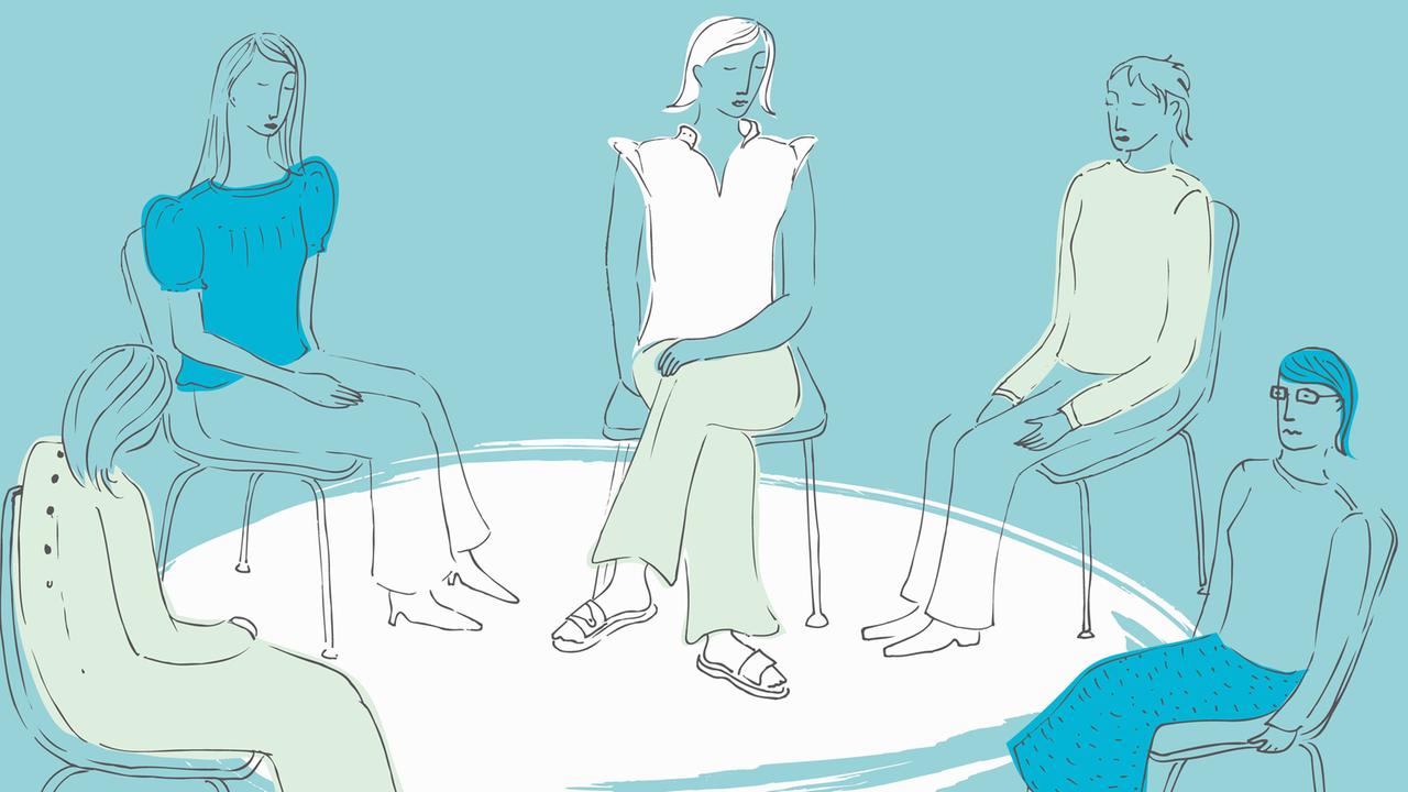 Menschen sitzen in einem Stuhlkreis (Illustration).