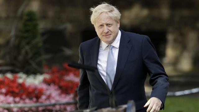 Boris Johnson am Rednerpult vor Downing Street No 10