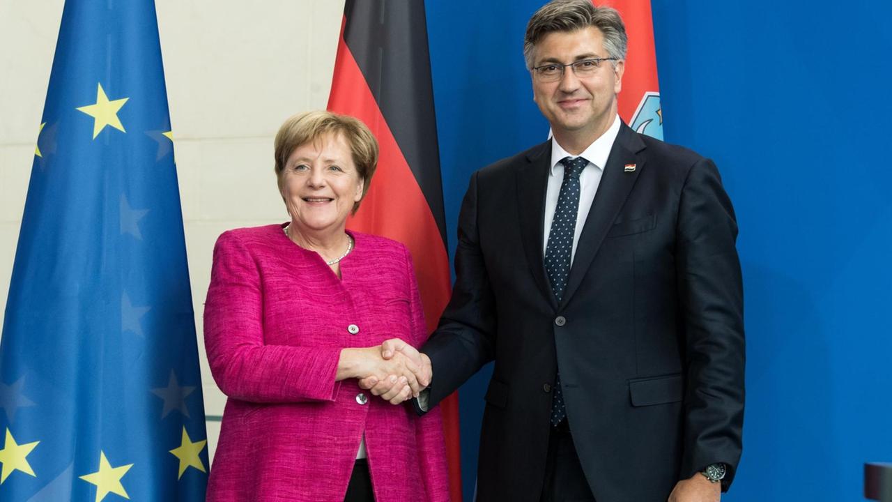28.08.2018, Berlin: Bundeskanzlerin Angela Merkel (CDU) und Andrej Plenkovic, Ministerpräsident von Kroatien, geben sich nach einer Pressekonferenz im Anschluss ihres Gesprächs im Bundeskanzleramt die Hand. Foto: Bernd von Jutrczenka/dpa | Verwendung weltweit 28.08.2018, Berlin: Bundeskanzlerin Angela Merkel (CDU) und Andrej Plenkovic, Ministerpräsident von Kroatien, geben sich nach einer Pressekonferenz im Anschluss ihres Gesprächs im Bundeskanzleramt die Hand. Foto: Bernd von Jutrczenka/dpa | Verwendung weltweit