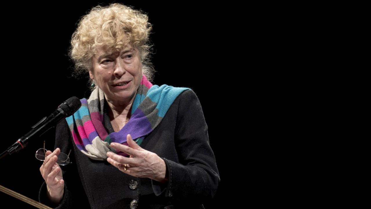Gesine Schwan in schwarzer Kleidung mit buntem Halstuch vor schwarzem Hintergrund. Gesine Schwan in schwarzer Kleidung mit buntem Halstuch vor schwarzem Hintergrund.