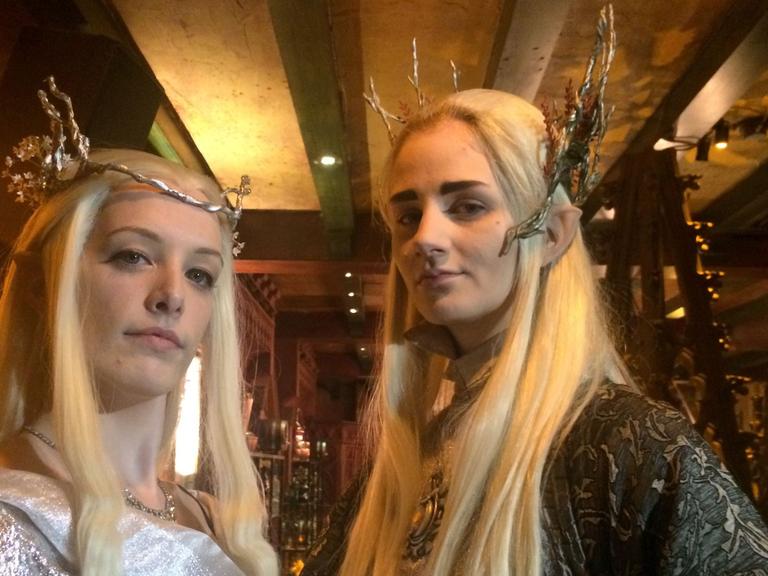 Fantasy-Fans auf einer Party in London zur Premiere des Films "Die Schlacht der Fünf Heere".