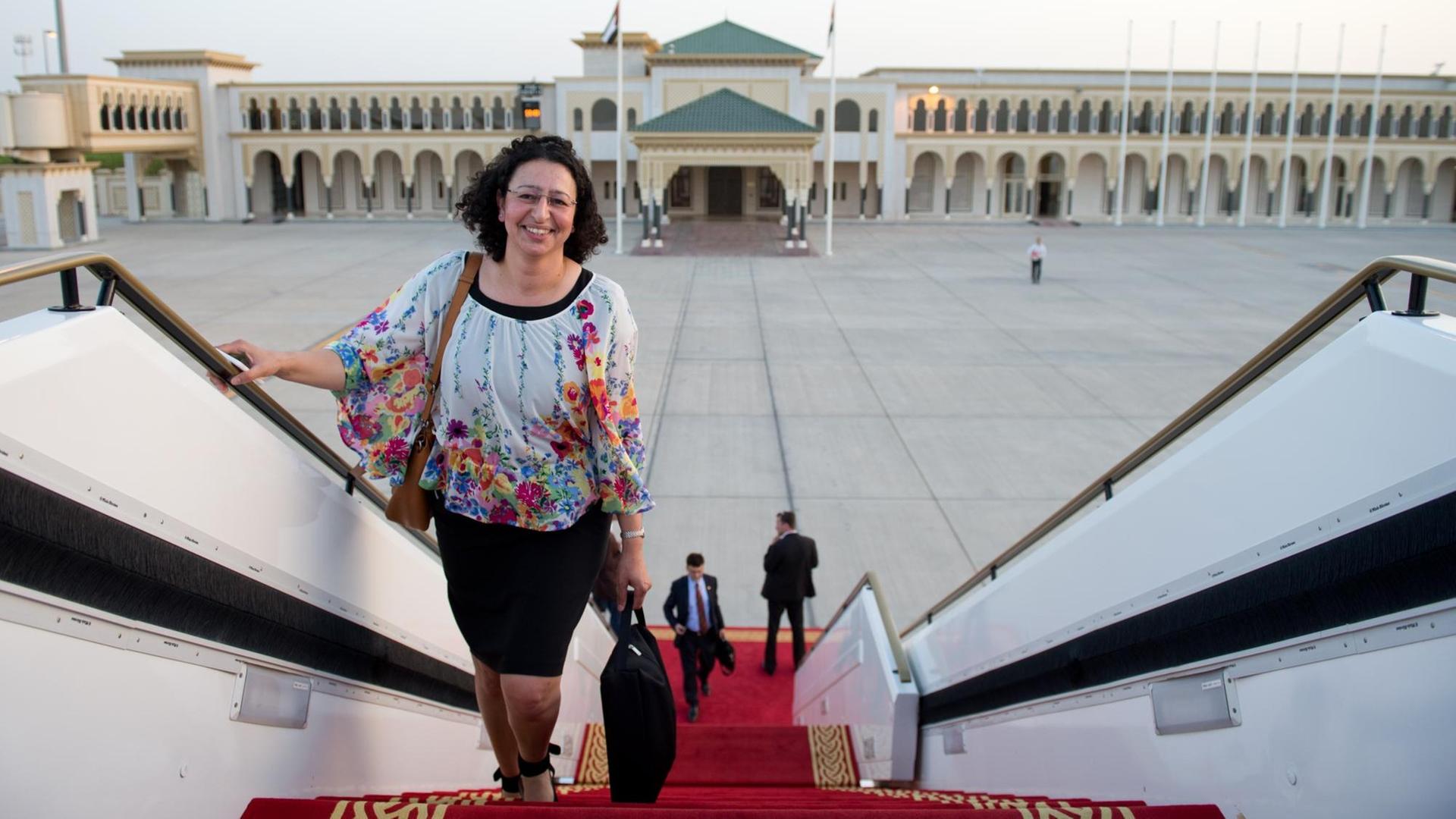 Lamia Messari-Becker von der Universität Siegen steigt in Abu Dhabi (Vereinigte Arabische Emirate) in ein Flugzeug der Flugbereitschaft der Bundeswehr. Lamia Messari-Becker von der Universität Siegen steigt in Abu Dhabi (Vereinigte Arabische Emirate) in ein Flugzeug der Flugbereitschaft der Bundeswehr.