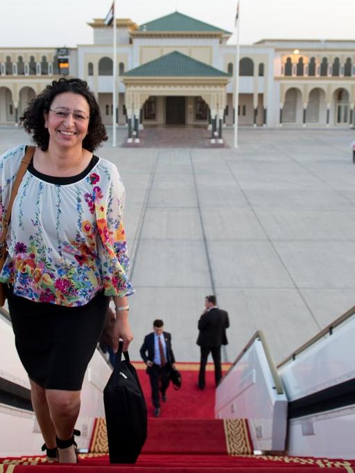 Lamia Messari-Becker von der Universität Siegen steigt in Abu Dhabi (Vereinigte Arabische Emirate) in ein Flugzeug der Flugbereitschaft der Bundeswehr.