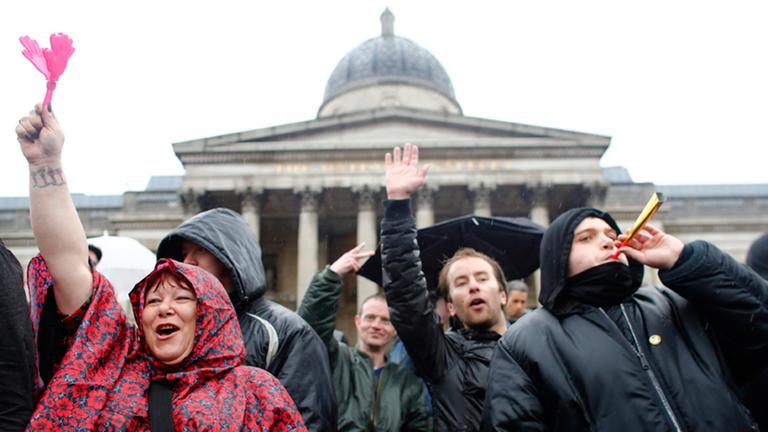 Demonstranten feiern in London am 13.04.2013 am Trafalgar Square den Tod von Margaret Thatcher. Sie winken und blasen auf Spielzeugtröten. Demonstranten feiern in London am 13.04.2013 am Trafalgar Square den Tod von Margaret Thatcher. Sie winken und blasen auf Spielzeugtröten.