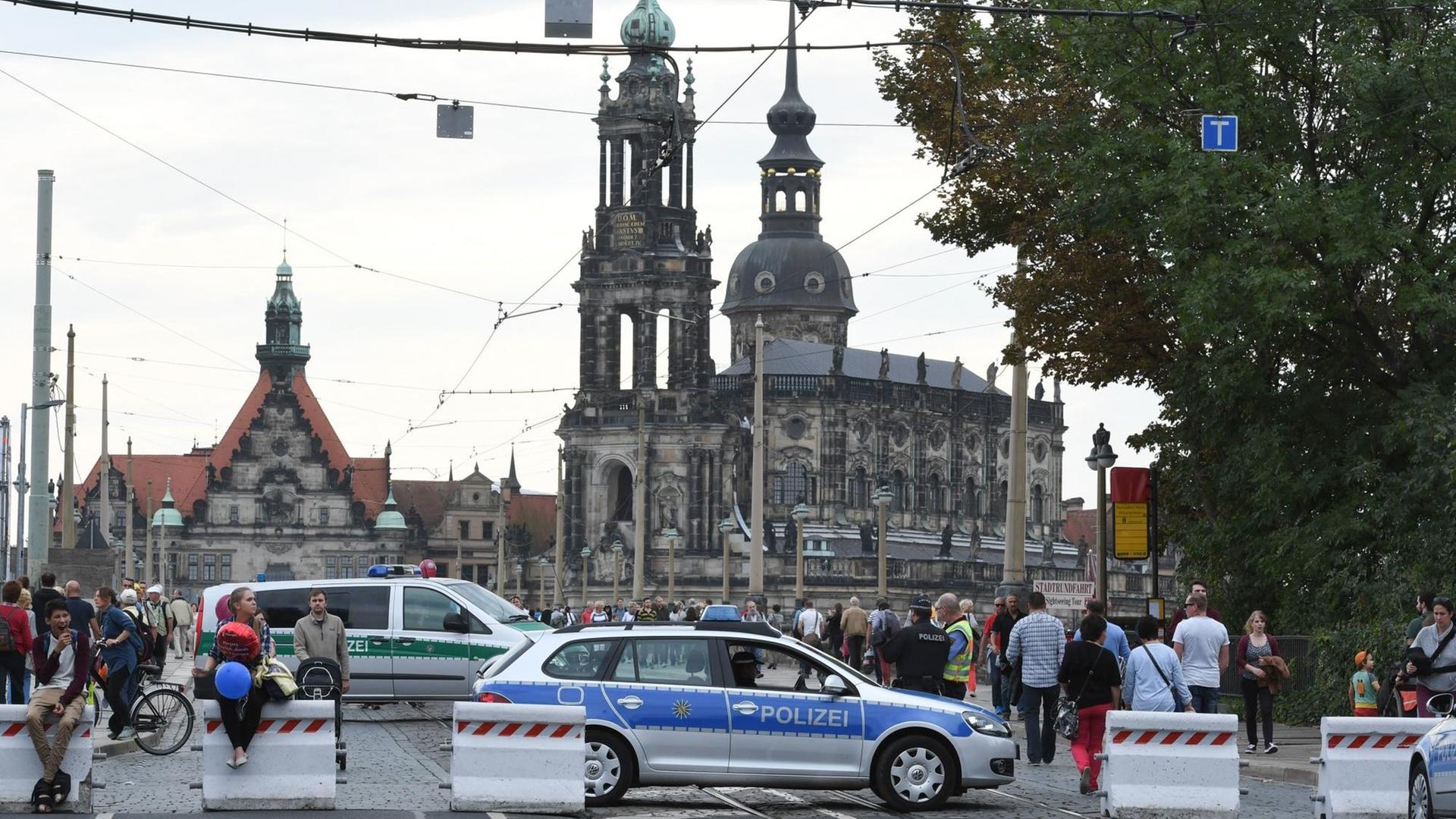 Polizeifahrzeuge stehen am 01.10.2016 an einer Straßensperre an der Augustusbrücke in Dresden. Polizeifahrzeuge stehen am 01.10.2016 an einer Straßensperre an der Augustusbrücke in Dresden.