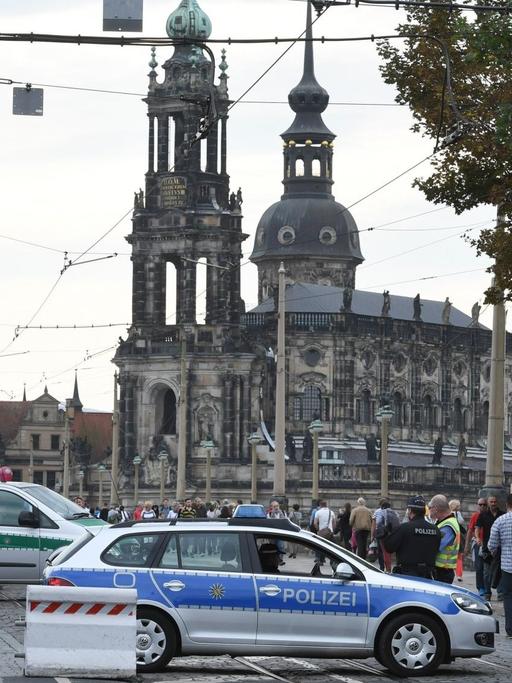 Polizeifahrzeuge stehen am 01.10.2016 an einer Straßensperre an der Augustusbrücke in Dresden.
