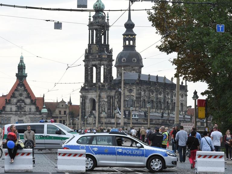Polizeifahrzeuge stehen am 01.10.2016 an einer Straßensperre an der Augustusbrücke in Dresden.
