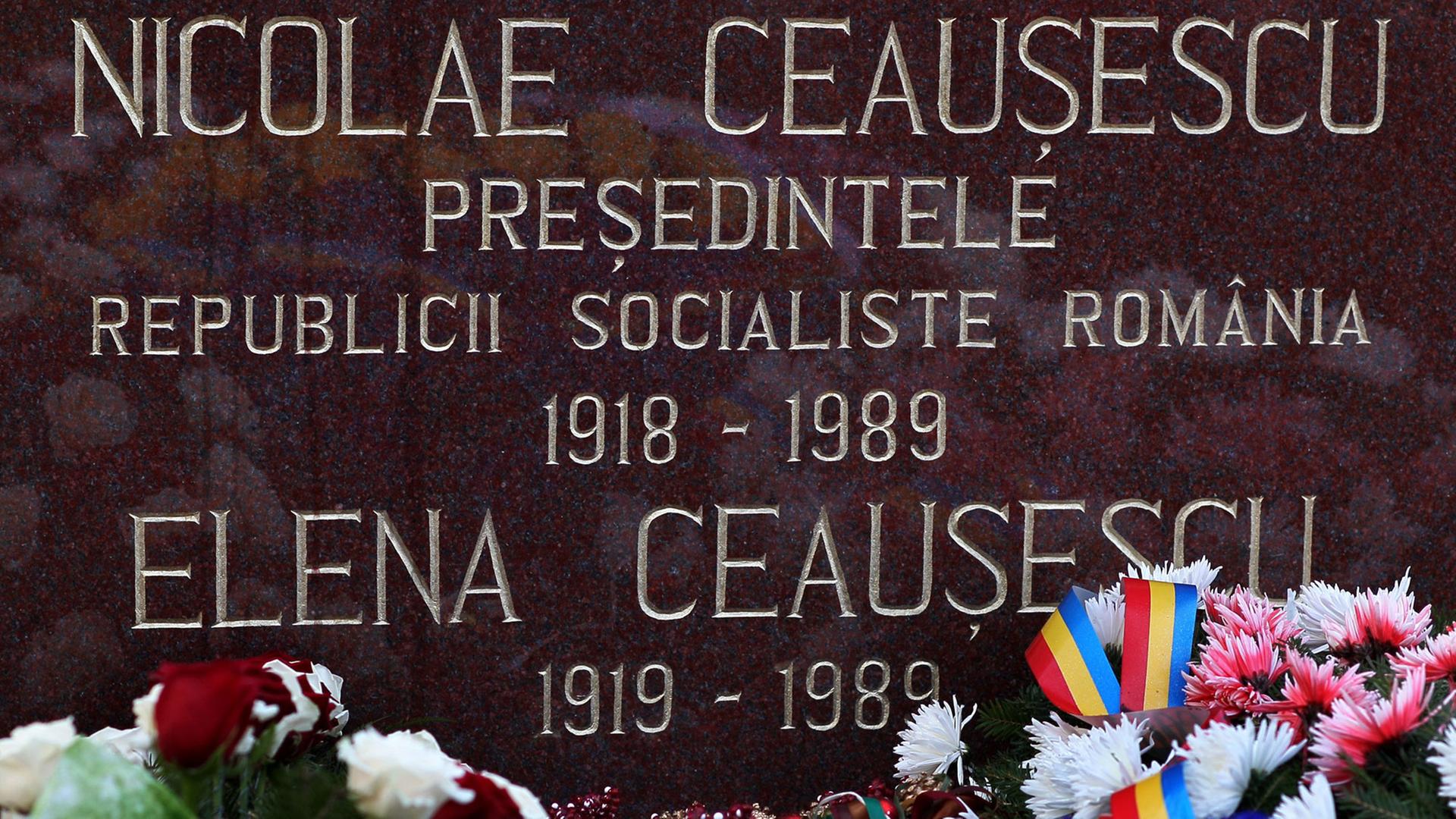 Der Grabstein von Nicolae Ceausescu und seiner Frau Elena in Bukarest. Der Grabstein von Nicolae Ceausescu und seiner Frau Elena in Bukarest.