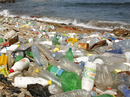 Plastikmüll am Strand bei Dakar