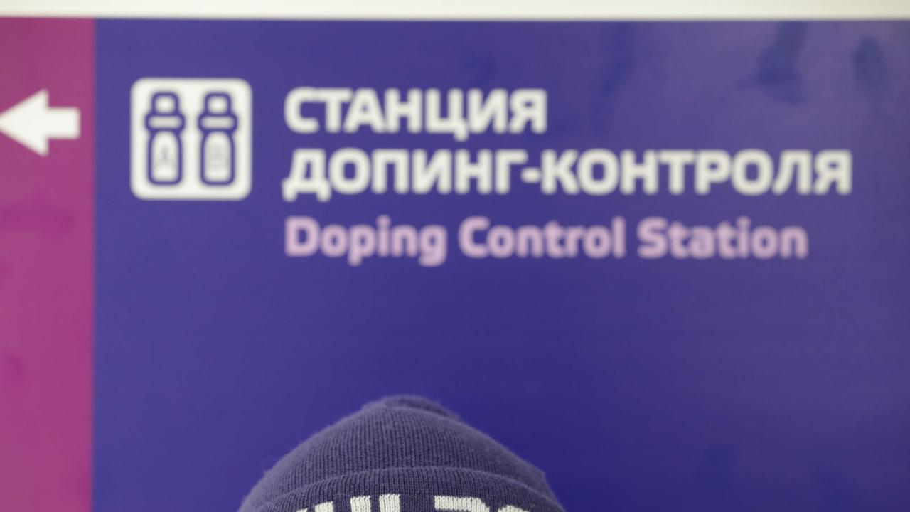Ein Mann vor einer Doping-Kontrolle in Sotschi während der Olympischen Winterspiele 2014. Ein Mann vor einer Doping-Kontrolle in Sotschi während der Olympischen Winterspiele 2014.