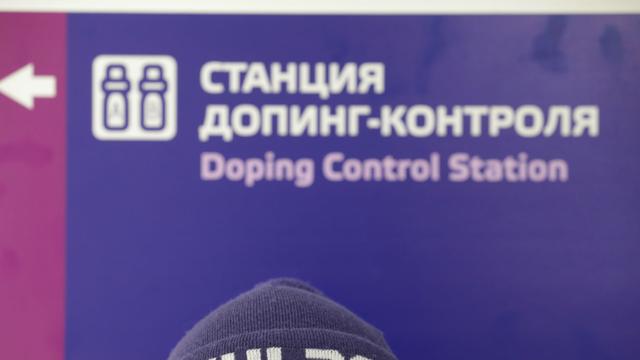Ein Mann vor einer Doping-Kontrolle in Sotschi während der Olympischen Winterspiele 2014.