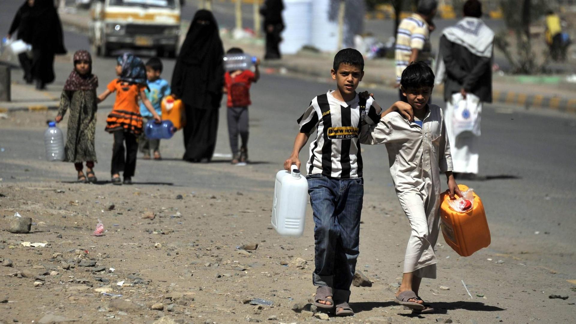Kinder in der jemenitischen Hauptstadt Sanaa tragen Wasserkanister. Kinder in der jemenitischen Hauptstadt Sanaa tragen Wasserkanister.