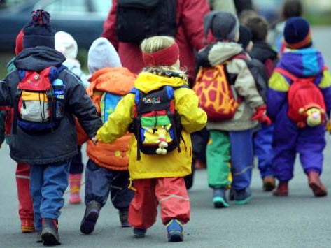 Kindergartenkinder in Frankfurt machen einen Ausflug