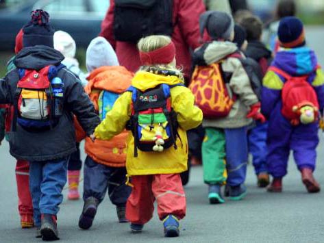 Kindergartenkinder in Frankfurt machen einen Ausflug Kindergartenkinder in Frankfurt machen einen Ausflug