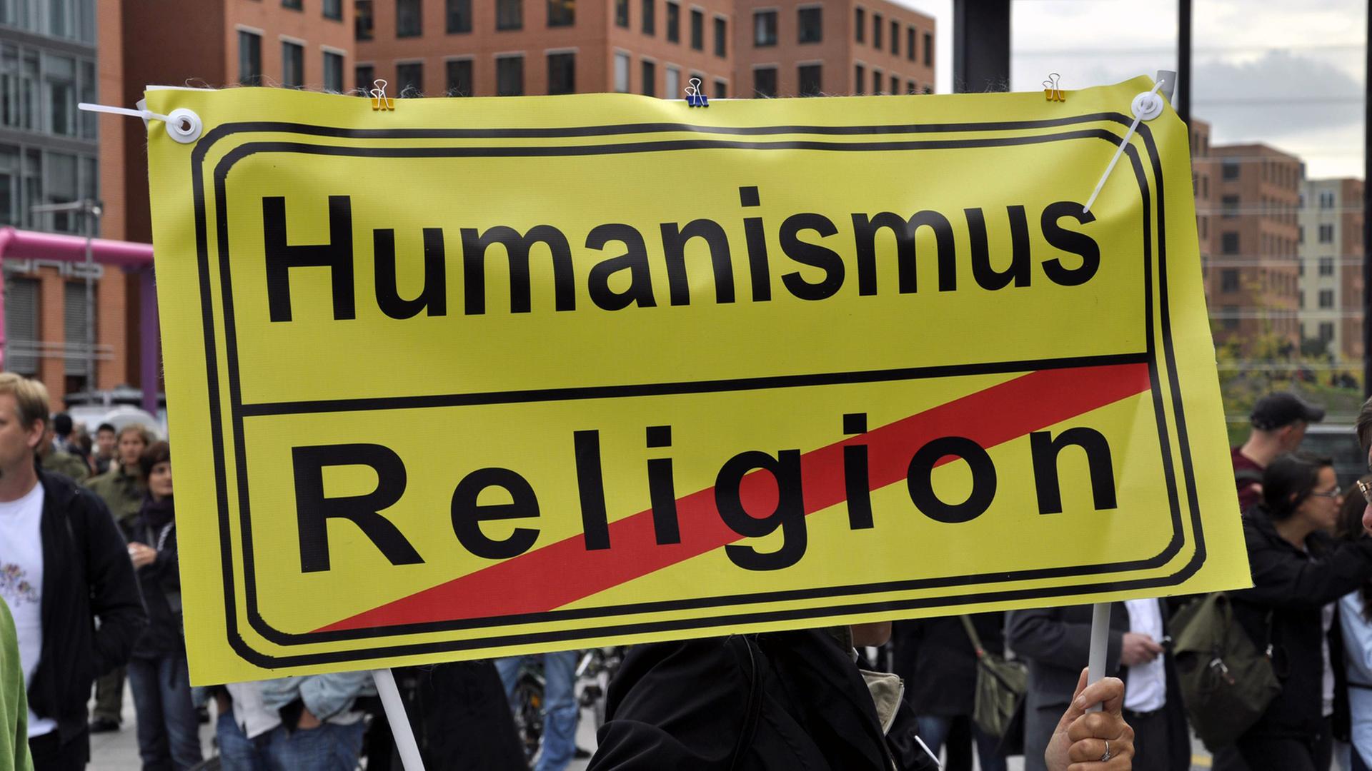 Plakat, das bei einer Demonstration anlässlich des Papstbesuchs von Benedikt XVI. in Deutschland im September 2011 gezeigt wurde Plakat, das bei einer Demonstration anlässlich des Papstbesuchs von Benedikt XVI. in Deutschland im September 2011 gezeigt wurde