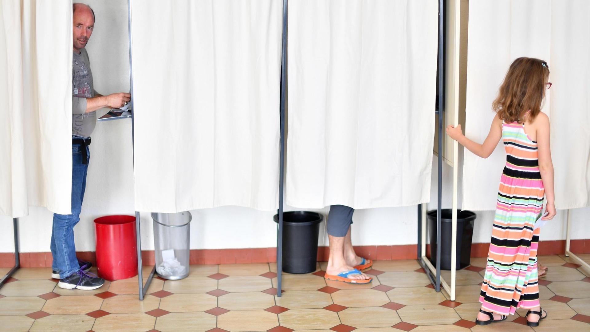 In Frankreich wird eine neue Nationalversammlung gewählt - das Bild zeigt Wahlkabinen, in denen Bürger votieren. In Frankreich wird eine neue Nationalversammlung gewählt - das Bild zeigt Wahlkabinen, in denen Bürger votieren.