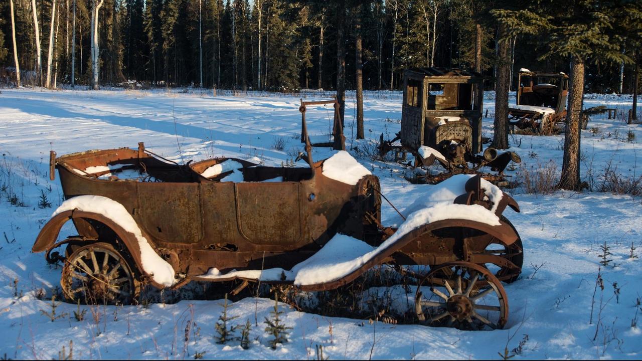 Ein uralter Ford des Modells T tin lizzie rostet im Schnee vor sich hin. Ein uralter Ford des Modells T tin lizzie rostet im Schnee vor sich hin.
