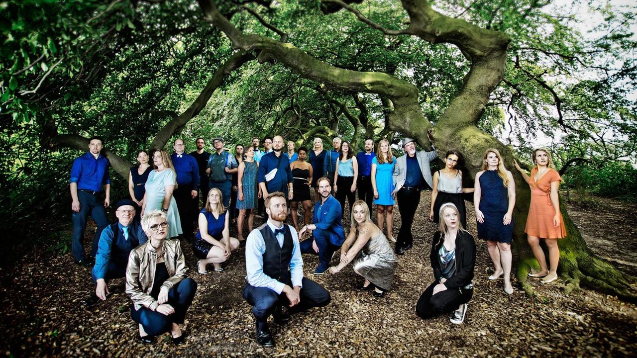 Gruppenbild der Sängerinnen und Sänger unter einem Baum. Gruppenbild der Sängerinnen und Sänger unter einem Baum.