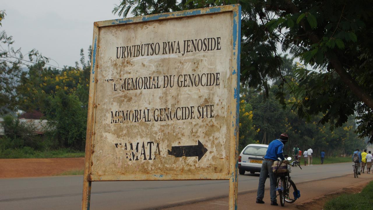 Der Wegweiser zur Pfarrkirche Nyamata in Kigali, Ruanda: In der Kirche und der näheren Umgebung wurden zwischen dem 11. und 12. April 1994 mindestens 10 000 Tutsis getötet. Die Hutus griffen mit Sprengstoff, Macheten und Schlagstöcken an. Heute sind die Überreste, darunter vor allem Knochen und Totenköpfe, in einer unterirdischen Krypta zu sehen.