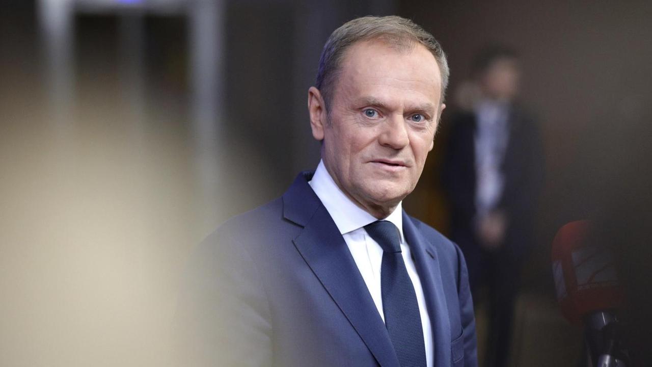 EU-Ratspräsident Donald Tusk kommt am 14.12.2017 in Brüssel (Belgien) zum EU-Gipfel. Auf der Agenda des zweitägigen Treffens stehen unter anderem die Verteidigungsunion, die Migrationspolitik, die Reform der Eurozone und der Fortgang der Brexit-Gespräche. EU-Ratspräsident Donald Tusk kommt am 14.12.2017 in Brüssel (Belgien) zum EU-Gipfel. Auf der Agenda des zweitägigen Treffens stehen unter anderem die Verteidigungsunion, die Migrationspolitik, die Reform der Eurozone und der Fortgang der Brexit-Gespräche.