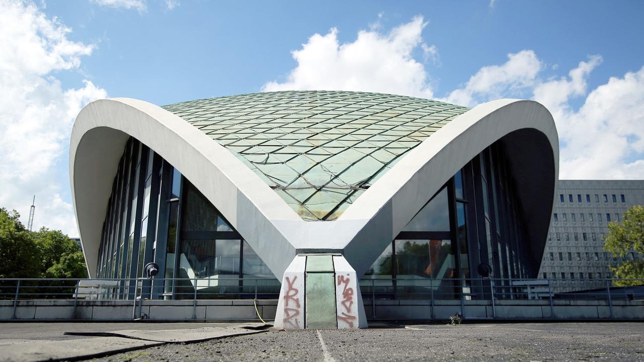 Eine Außenansicht zeigt am 03.08.2017 das Theater in Dortmund (Nordrhein-Westfalen). Eine Außenansicht zeigt am 03.08.2017 das Theater in Dortmund (Nordrhein-Westfalen).