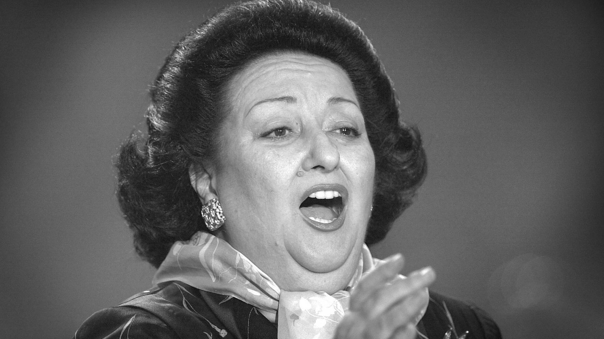 Ein schwarz-weiß Porträt der singenden Sopranistin Montserat Caballe Ein schwarz-weiß Porträt der singenden Sopranistin Montserat Caballe