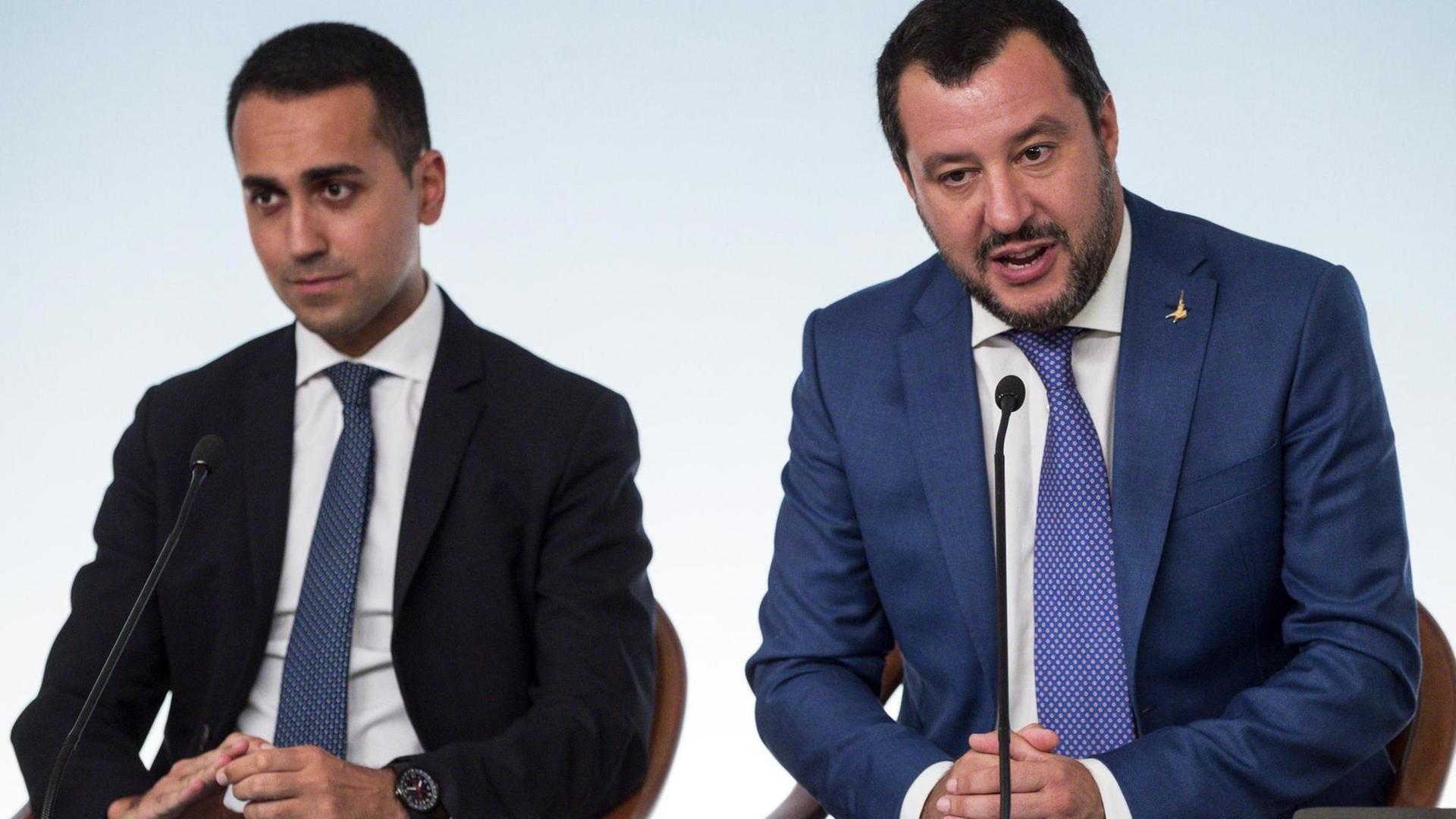 Der italienische Vize-Premierminister Luigi Di Maio (l) und Innenminister Matteo Salvini
