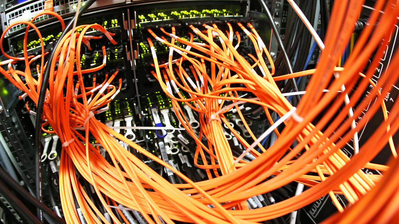 Glasfaser-Datenkabel hängen an einem 40-Gigabit-Switch im neuen Hochleistungsrechner im Umweltforschungszentrum \(UFZ\) in Leipzig \(Sachsen\).