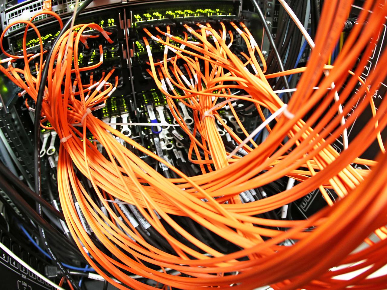 Glasfaser-Datenkabel hängen an einem 40-Gigabit-Switch im neuen Hochleistungsrechner im Umweltforschungszentrum (UFZ) in Leipzig (Sachsen). Glasfaser-Datenkabel hängen an einem 40-Gigabit-Switch im neuen Hochleistungsrechner im Umweltforschungszentrum (UFZ) in Leipzig (Sachsen).