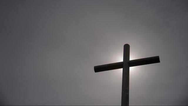 Ein Kreuz im Nebel.