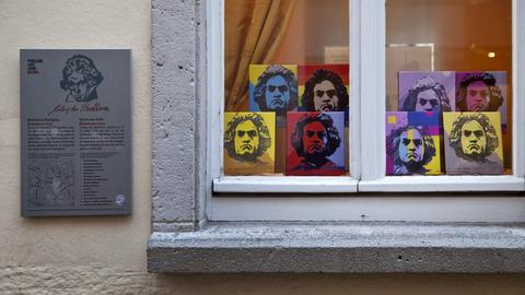 Bunte Bilder von Ludwig van Beethoven in einem Fenster in der Altstadt von Bonn in einem Geschäft, gleich neben dem Beethovenhaus.