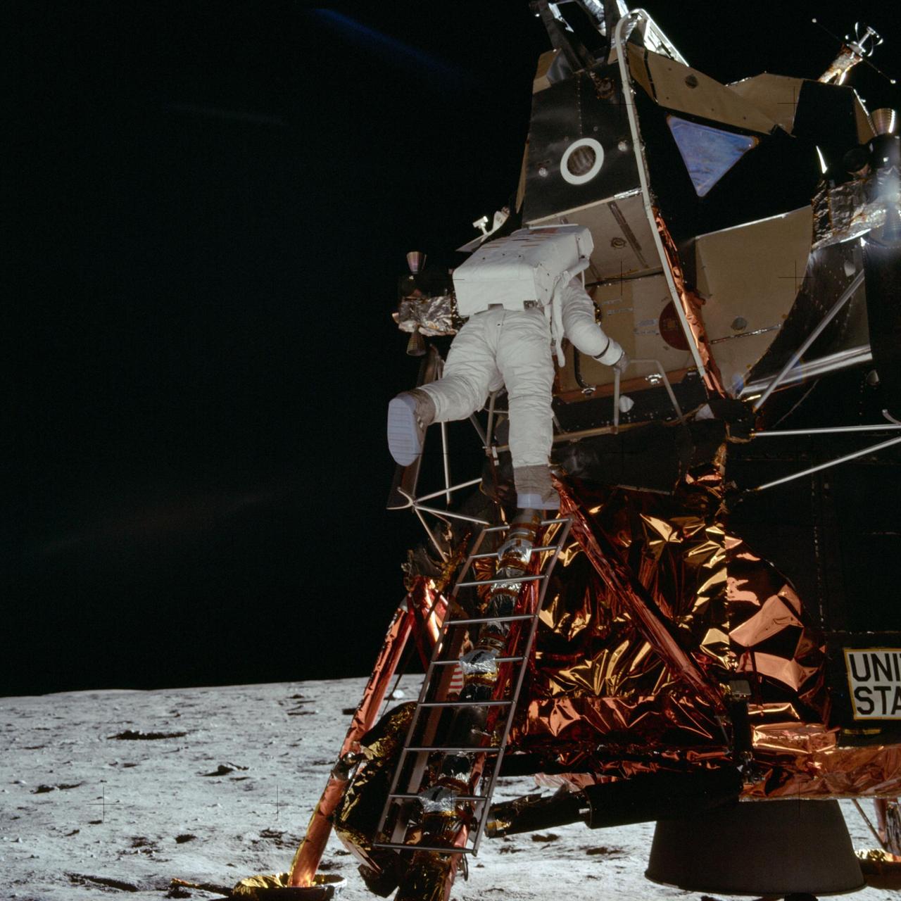Buzz Aldrin klettert aus der Landefähre. Buzz Aldrin klettert aus der Landefähre.