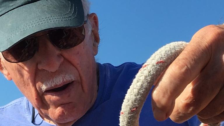 Roger Angell bindet einen Seemannsknoten Roger Angell bindet einen Seemannsknoten