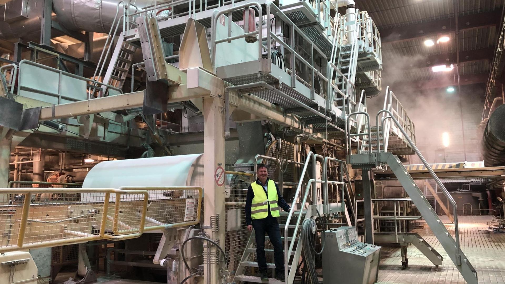 Wepa-Werksleiter Frank-Peter Folcz steht auf der Treppe einer Maschine zur Papierherstellung im Wepa-Werk in Giershagen Wepa-Werksleiter Frank-Peter Folcz steht auf der Treppe einer Maschine zur Papierherstellung im Wepa-Werk in Giershagen