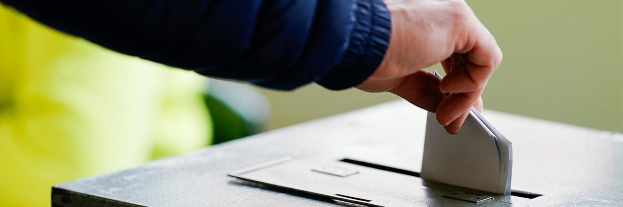 Ein Wählerin wirft in einem Wahllokal ihren Stimmzettel in die Wahlurne. Ein Wählerin wirft in einem Wahllokal ihren Stimmzettel in die Wahlurne.