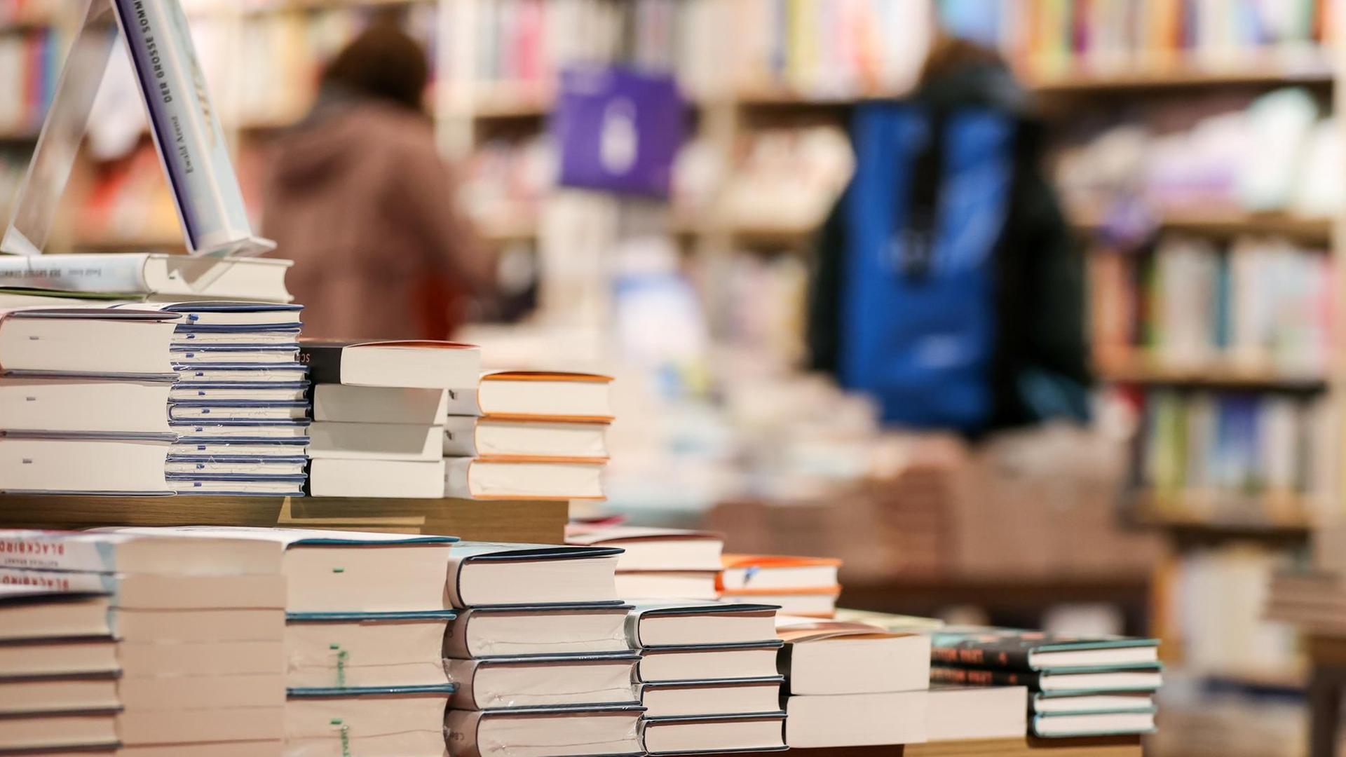 Stapel von Büchern liegen auf den Büchertischen einer Leipziger Buchhandlung. Stapel von Büchern liegen auf den Büchertischen einer Leipziger Buchhandlung.