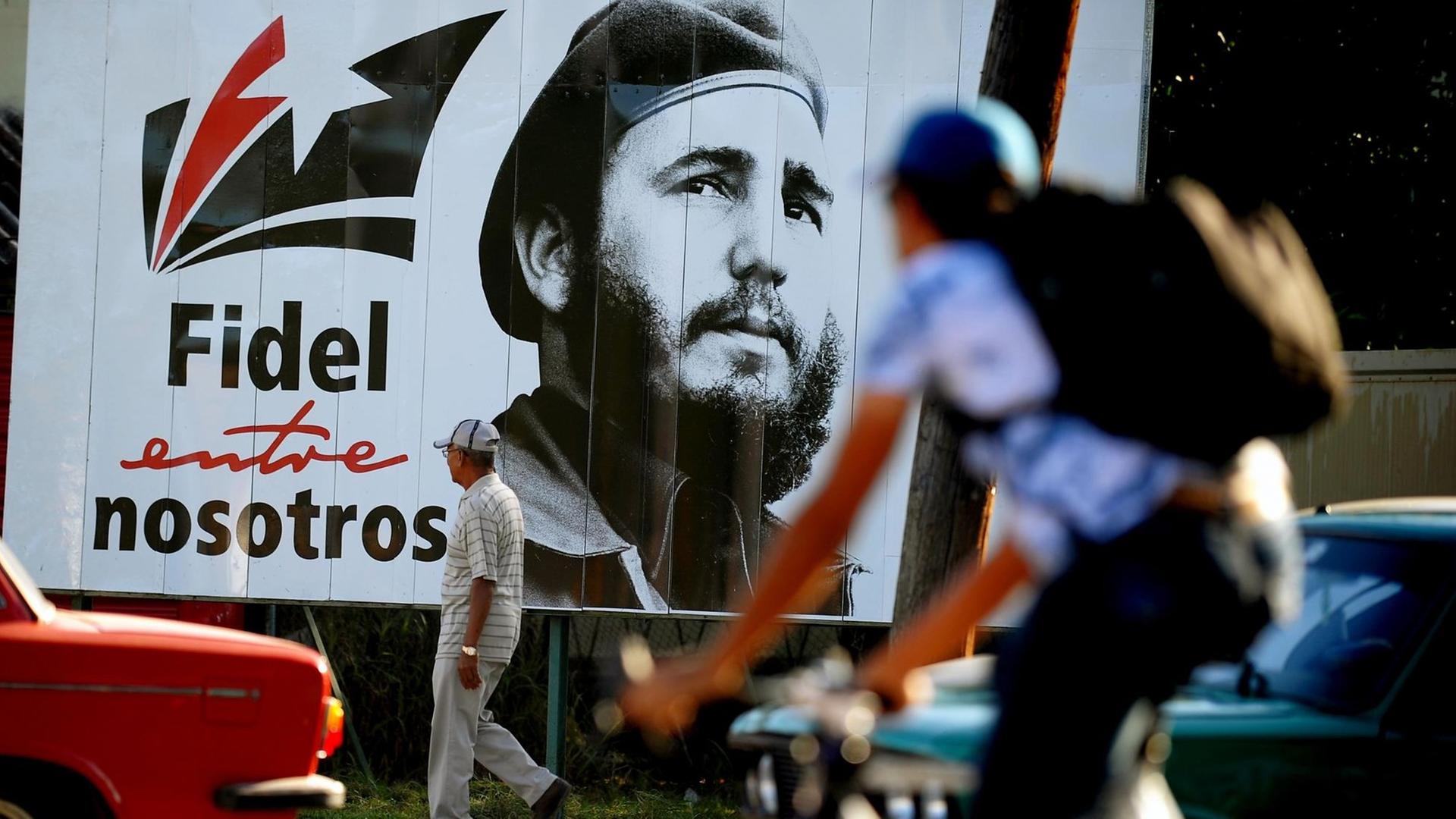 Ein Poster mit Kubas ehemaligem Führer Fidel Castro ein Jahr nach dessen Tod am 25. November 2017 in den Straßen von Havanna.